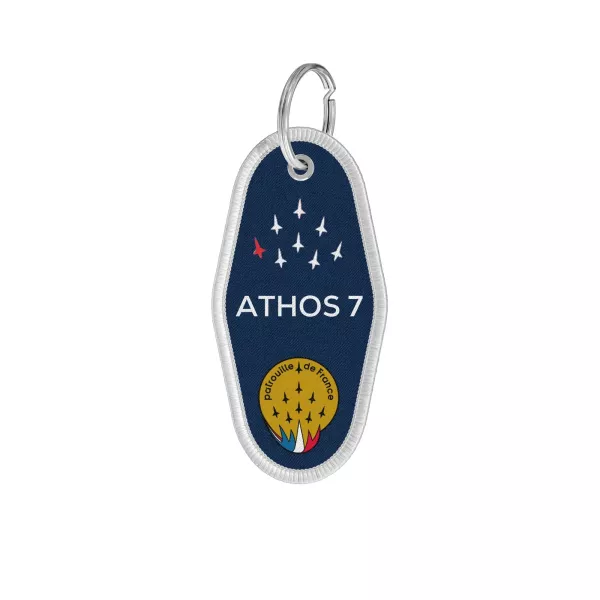 Porte-clé en tissu bleu avec le mot ATHOS 7 écrit en blanc
