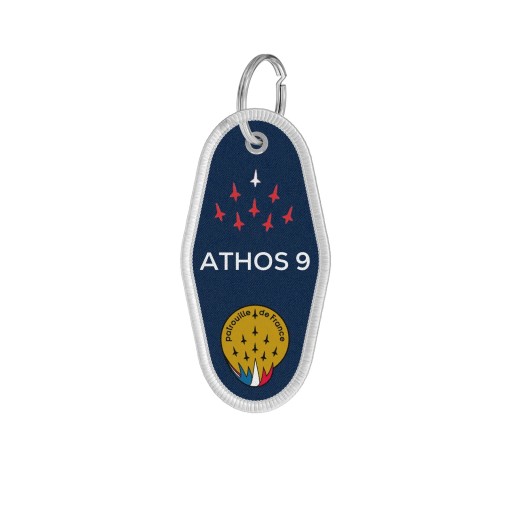 Porte-clé en tissu bleu avec le mot ATHOS 9 écrit en blanc