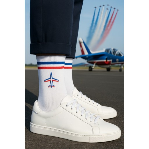 Paire de chaussettes portées avec des baskets blanches devant un alphajet