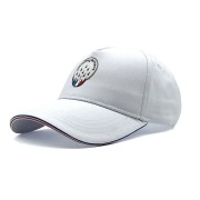 Casquette blanche avec insigne de la Patrouille de France sur fond blanc à l'avant.
