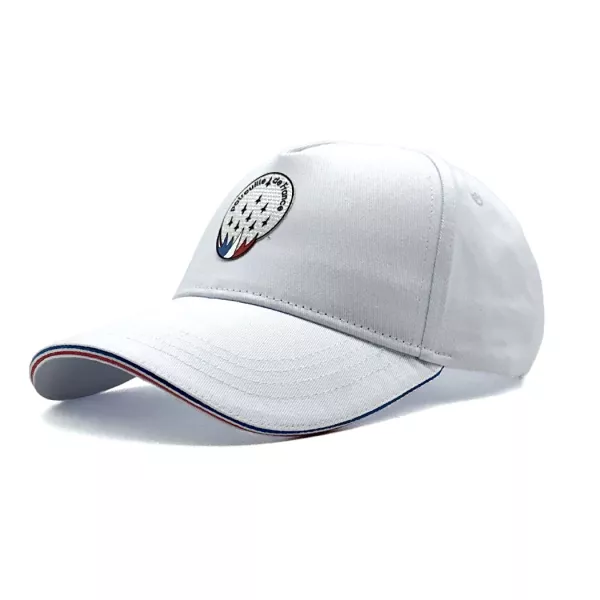 Casquette blanche avec insigne de la Patrouille de France sur fond blanc à l'avant.