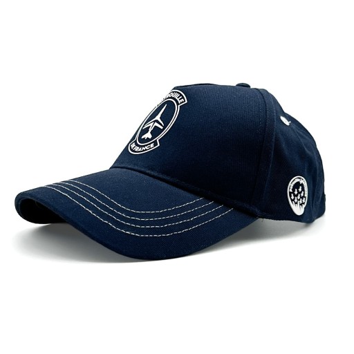 Casquette bleue marine avec inscription sur l'avant.