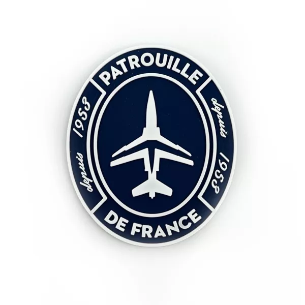 Magnet oval sur fond bleu marine, avec alpha-jet et inscription Patrouille de France en blanc.