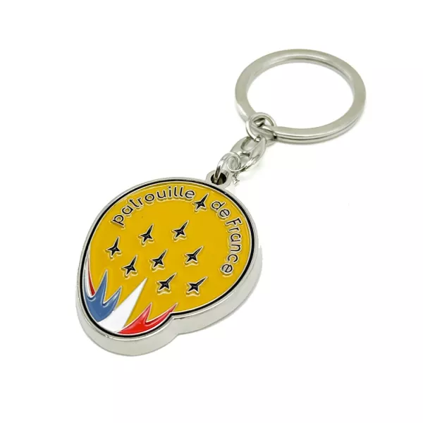 Porte-clé en métal avec l'insigne de la Patrouille de France.