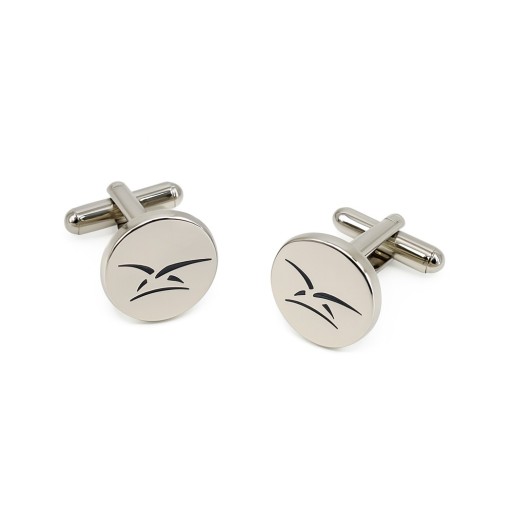 Boutons de manchette en métal argenté, avec logo épervier en bleu.