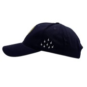 broderie blanche avec formation des avions de la PAF sur le côté de la casquette