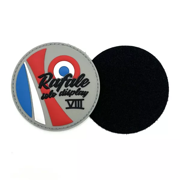 Patch circulaire en gomme, arborant un visuel tricolore du Rafale Solo Display.