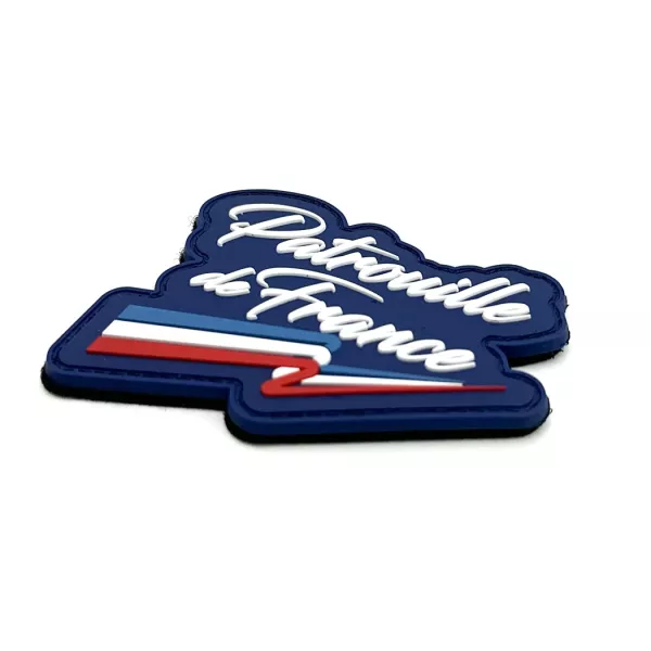 patch sur fond bleu marine.