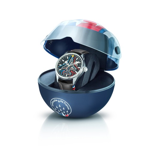 Montre dans son écrin en forme de casque de pilote