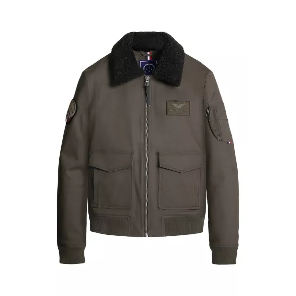 Blouson vert khaki avec patch sur le coeur.