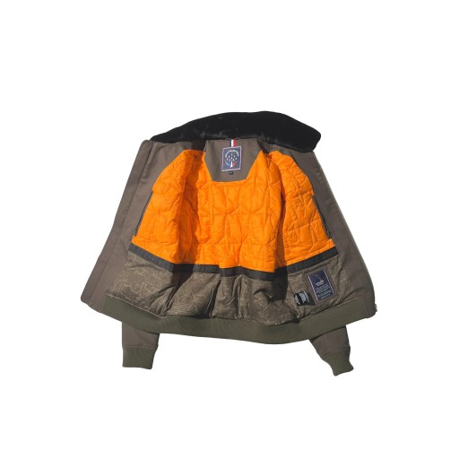 Doublure intérieure orange, avec broderie en forme d'avion.