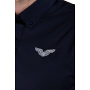 L'emblématique épervier brodé sur le buste