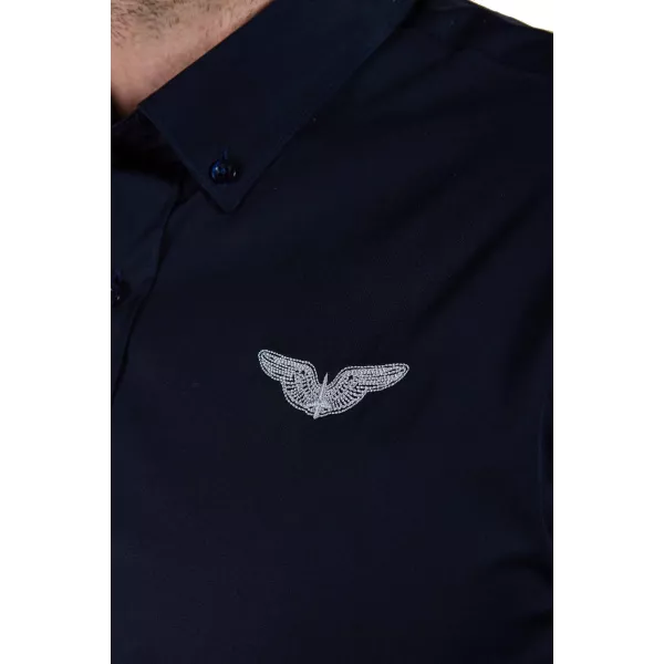 L'emblématique épervier brodé sur le buste