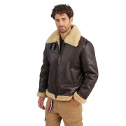 un écusson en métal en bas.