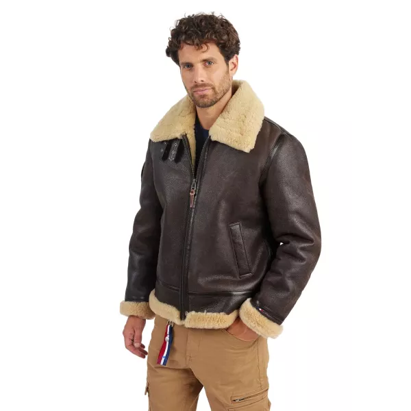 un écusson en métal en bas.