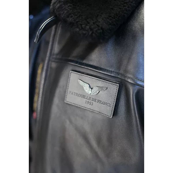 Patch en cuir et en métal sur le coeur