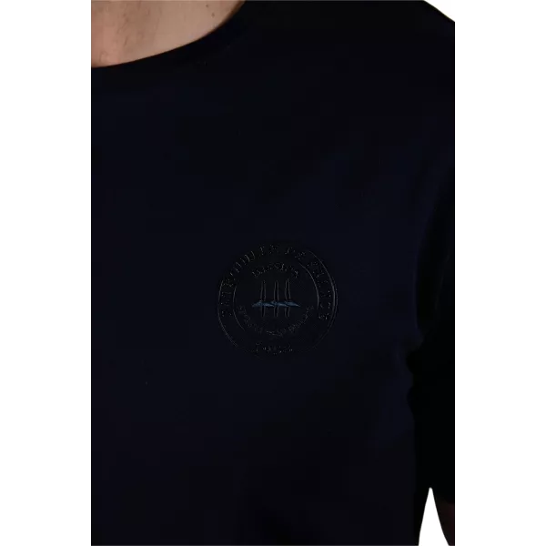 Patch ton sur ton, en relief, sur le coeur.