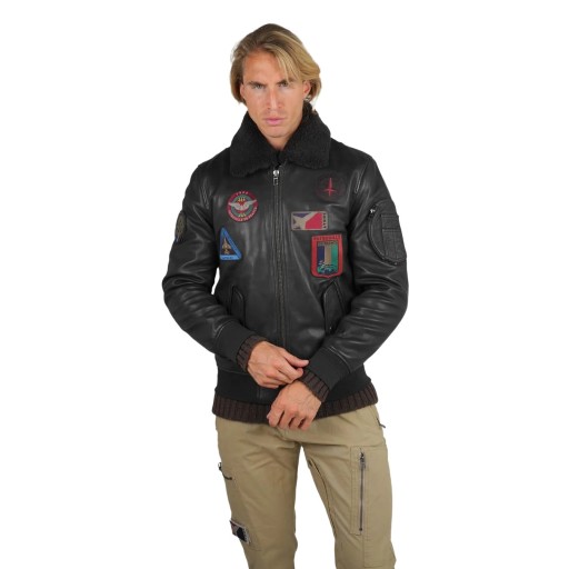 Blouson en Cuir Marron avec de nombreux patchs en couleurs.