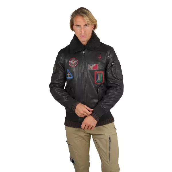 Blouson en Cuir Marron avec de nombreux patchs en couleurs.