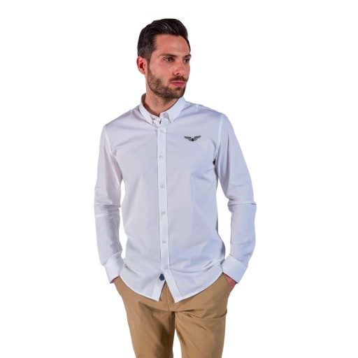 Chemise blanche avec manche longue.