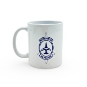 Mug blanc avec deux inscriptions bleu marine : sur le recto l'alpha-jet, sur le verso "depuis 1958"
