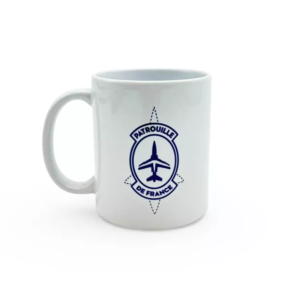 Mug blanc avec deux inscriptions bleu marine : sur le recto l'alpha-jet, sur le verso "depuis 1958"