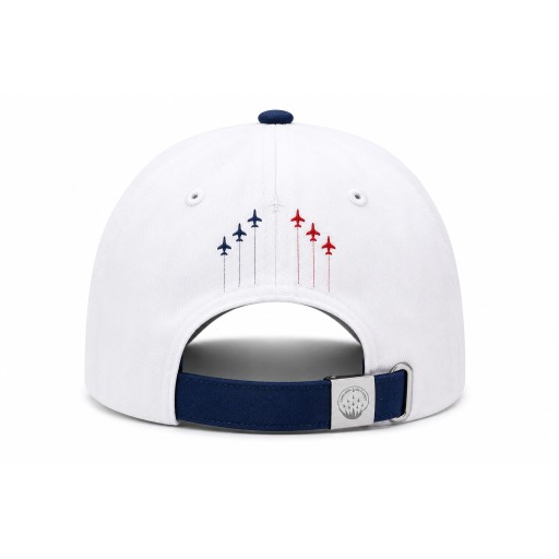 Dos de la casquette avec bande de serrage bleue marine, et visuel d'une formation des Alphabet en broderie.