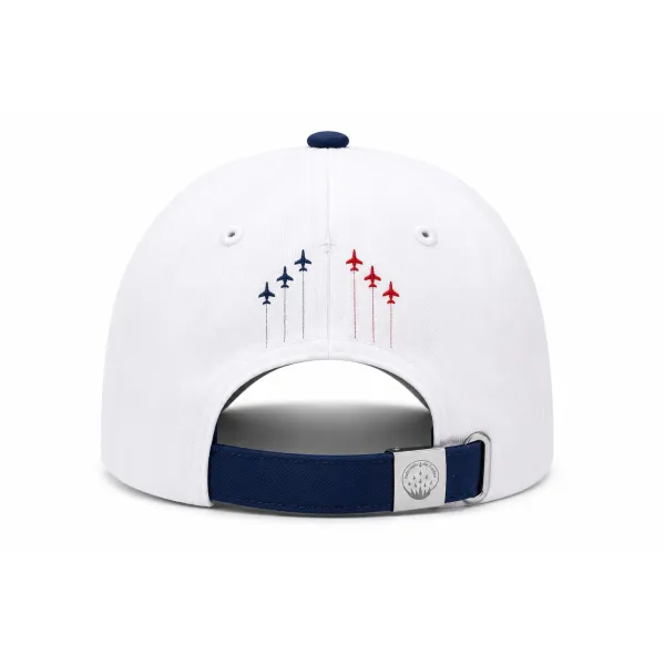 Dos de la casquette avec bande de serrage bleue marine, et visuel d'une formation des Alphabet en broderie.