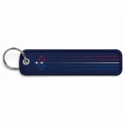 Porte clé en metal avec flamme en tissu de coloris bleu marine, et inscription blanche "Patrouille de France"