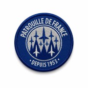 Patch brodé bleu et blanc avec visuel d'une formation des alphajet au coeur et texte "patrouille de france - depuis 1953" autour