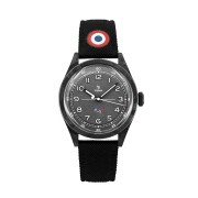 Montre noire avec cocarde tricolore sur le haut du bracelet et Epervier de l'armée de l'Air et de l'Espace sur le cadran