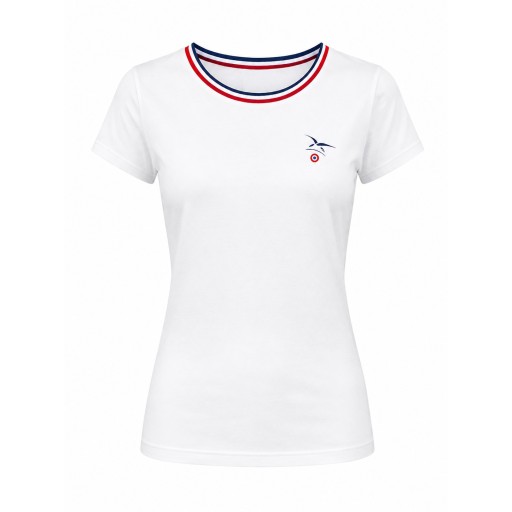 T-shirt blanc à la coupe ajustée pour les femmes. Col bleu-blanc-rouge et broderie sur le cœur de l'épervier de l'AAE.