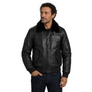 Blouson en cuir noir avec col en fourrure noire et patch sur le coeur avec insigne en métal