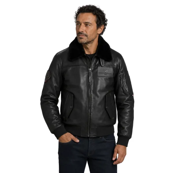 Blouson en cuir noir avec col en fourrure noire et patch sur le coeur avec insigne en métal