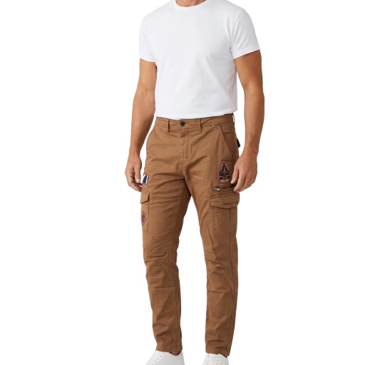 Pantalon de coloris Kamel avec des patchs de la patrouille de france sur les cuisses