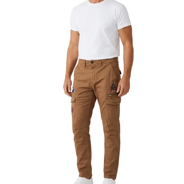 Pantalon de coloris Kamel avec des patchs de la patrouille de france sur les cuisses