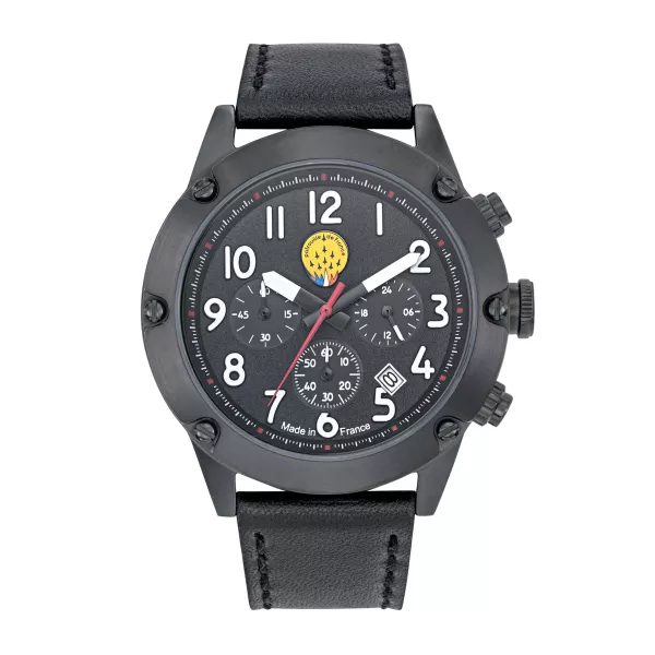 Montre en metal avec cadran noir, aiguilles et chiffres blanc.