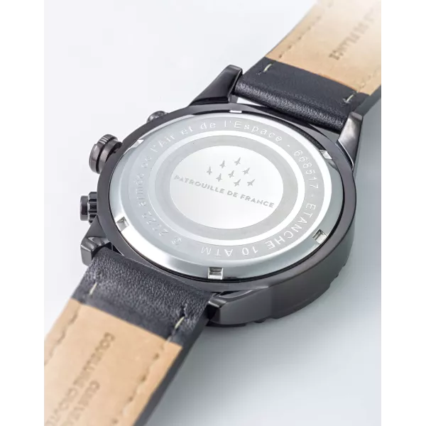 Dos de la montre avec visuel Patrouille de France gravé dans le métal.