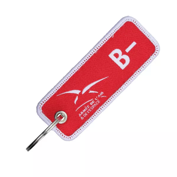 Porte-clés en tissu rouge tissé recto/verso en blanc avec le logo de l'Armée de l'Air & de l'Espace et le groupe sanguin : B-