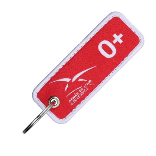 Porte-clés en tissu rouge tissé recto/verso en blanc avec : le logo de l'armée de l'Air & de l'Espace et le groupe sanguin : O+.