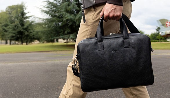 Larmorie - La collection de maroquinerie pour les Aviateurs et Aviatrices