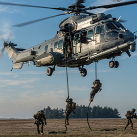 Hélicoptère déposant au sol des soldats