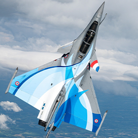 Avion rafale avec son habillage tricolore