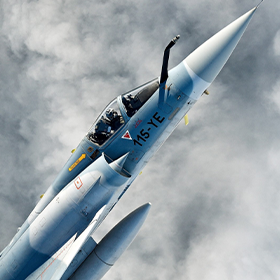 Avion de l'armée de l'air et de l'Espace au décollage 
