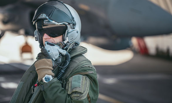 Pilote de l'armée de l'Air et de l'Espace, sur le tarmac, portant une montre Yema.