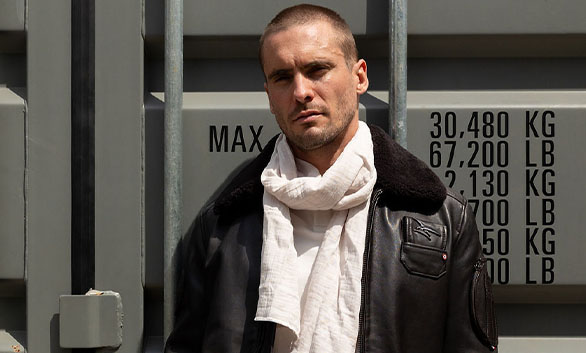 Pilote de l'armée de l'Air et de l'Espace, sur le tarmac, portant une montre Yema.