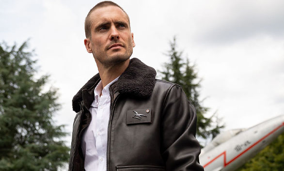 Pilote de l'armée de l'Air et de l'Espace, sur le tarmac, portant une montre Yema.