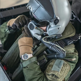 Pilote dans son cockpit, portant une montre Yema