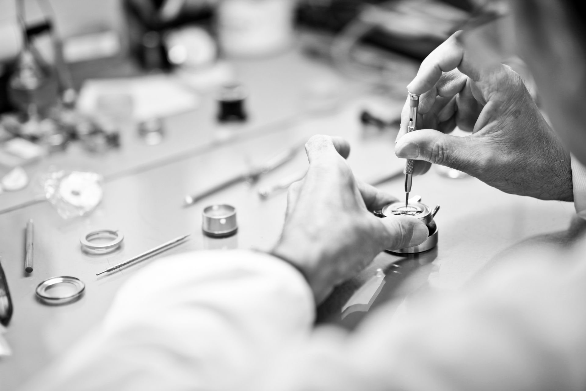 Artisan assemblant avec minutie une montre Patrouille de France