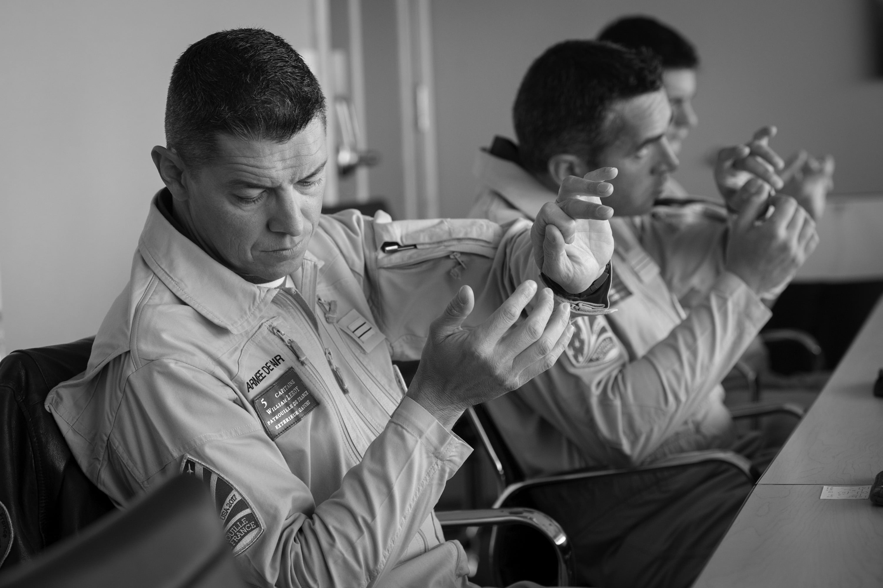 Pilotes de la patrouille de France se préparant au vol.